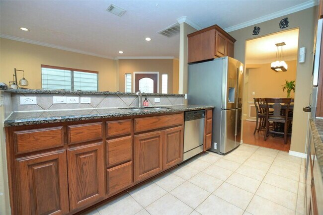 Building Photo - 3 Bed Single-Family Home in Timbergrove Terrace 77008 in Gated Community