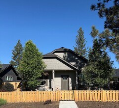Building Photo - Beautiful 4-bdr with Bonus Loft and 3-car garage in Sisters!
