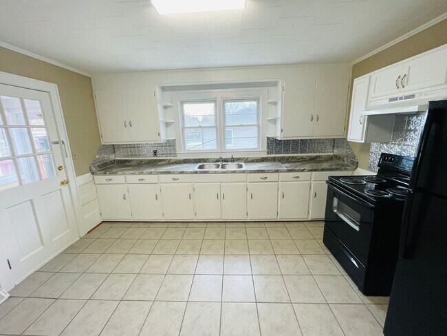Building Photo - 2 bed with Large Garage