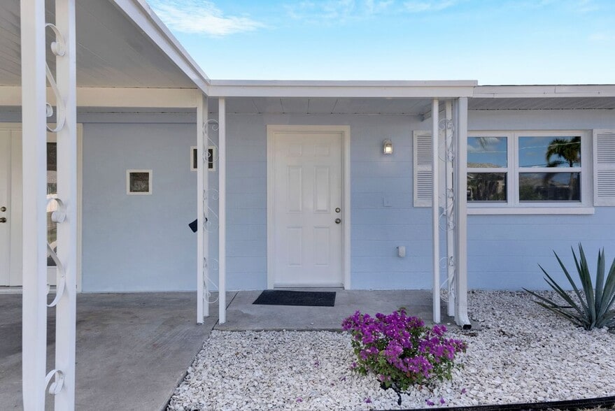 Building Photo - 660 Flamingo Dr