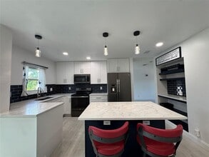 Building Photo - 7481 Santa Monica Dr