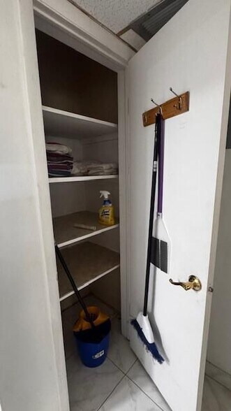 Building Photo - 2000 NE 51st Ct