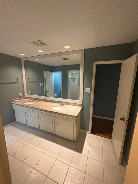 Building Photo - 21430 Park Brook Dr