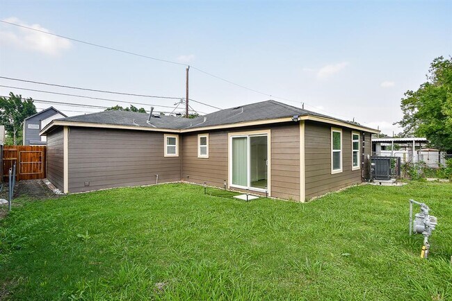 Building Photo - 3710 Dreyfus St
