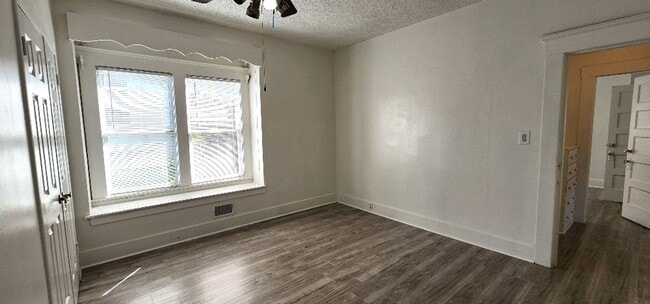 Building Photo - Large Sunny 4 Bedroom 3 Bath Country Style...