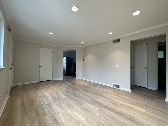 Building Photo - 152 Elmwood Dr