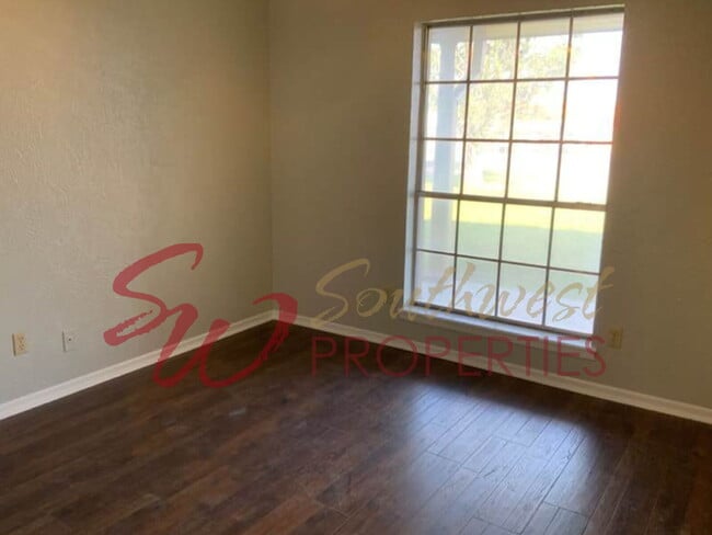 Building Photo - Spacious 3 bedroom 2 bath with lots of parking!