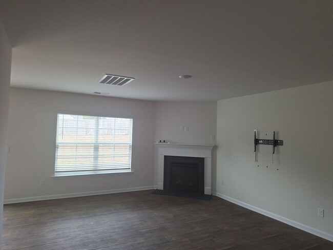 Building Photo - HURRY FEBRUARY MOVE IN SPECIAL - Fantastic...