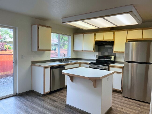Building Photo - (BRO) 2 Bedroom/2 Bathroom with a Loft