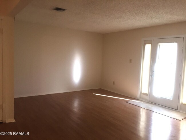 Building Photo - 37 Larkspur Ln