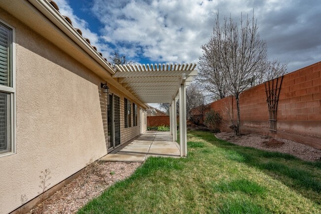 Building Photo - Dog Friendly 3 Bedroom Home In Painted Desert