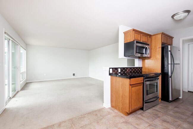 Building Photo - 1 Bedroom Kirkland Condo with View