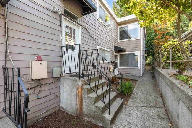Building Photo - 629 W Nickerson St