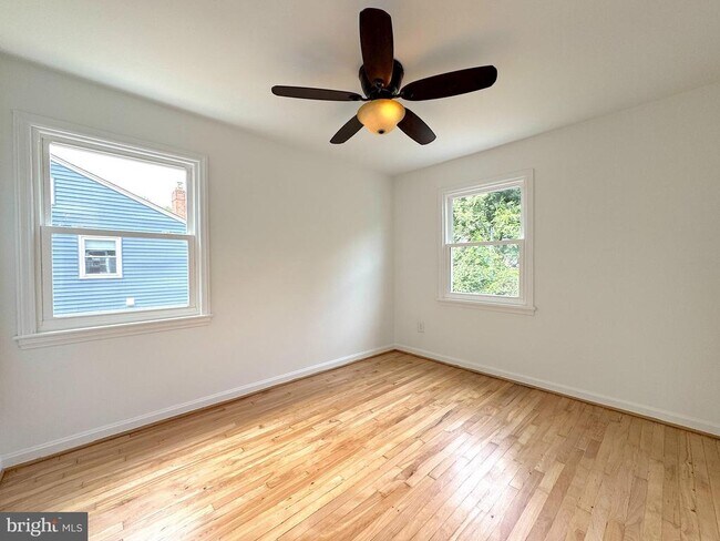 Building Photo - 5700 Fenwick Dr