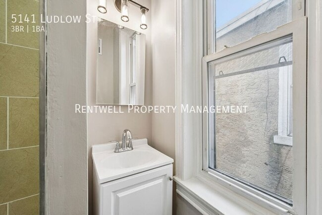Building Photo - 5141 Ludlow St