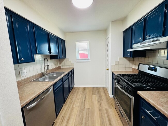 Building Photo - 340 N Houston