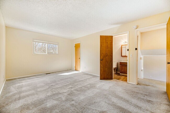 Building Photo - Enjoy the Private Pool and Outdoor Sauna at this 3/2 Home in a Quiet Neighborhood in Louisville