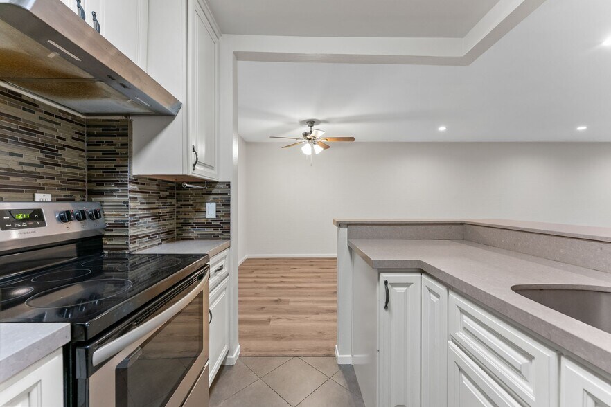 Building Photo - 8650 Gulana Ave