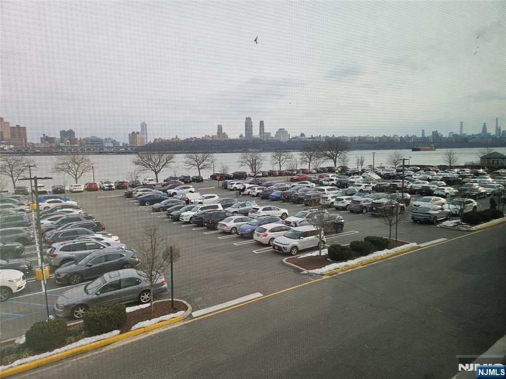 Building Photo - 905 River Rd