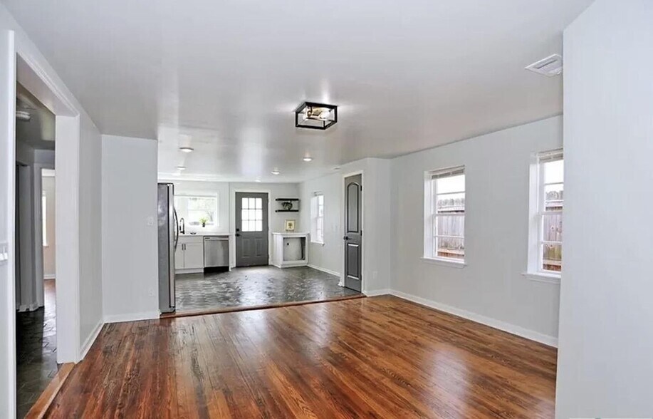 Building Photo - 505 E 35th St