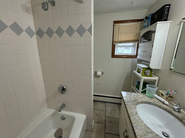 Building Photo - 86 R Endicott St