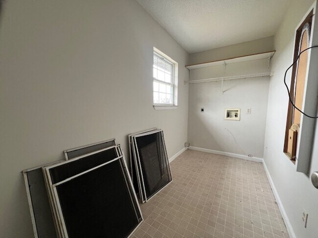 Building Photo - Move In Ready!!