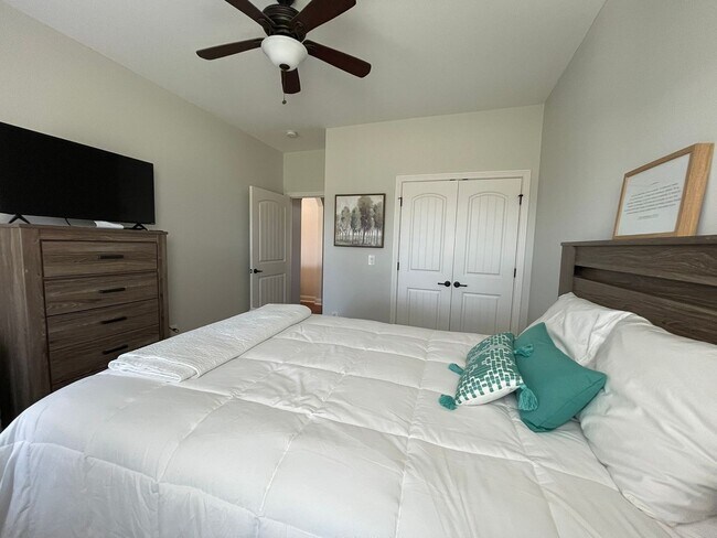 Building Photo - Fully Furnished, Short Term Rental, 1 Mont...