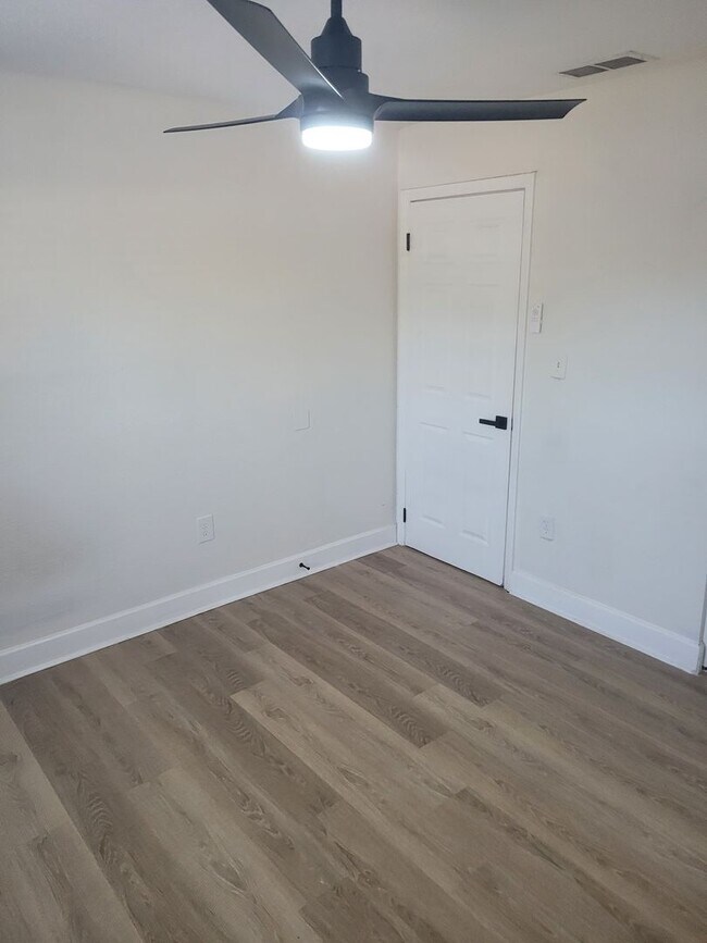 Building Photo - 1236 Dovehill Dr