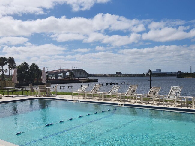 Building Photo - 2 bedroom 2 bath recent remodel Direct river front.