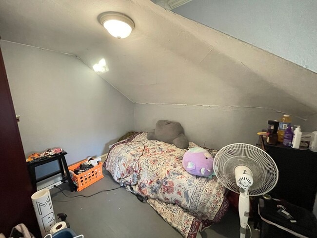 Building Photo - AVAILABLE JUNE - Spacious 6 Bed 1.5 Bath Home near Campus