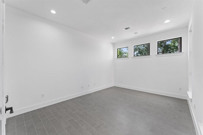Building Photo - 10070 Cedardale Dr