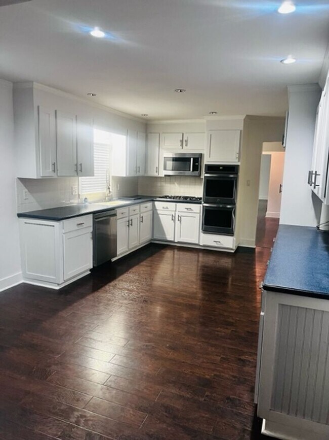 Building Photo - 4 bed, 3 bath home in Stonehaven