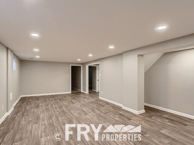 Building Photo - Renovated Harvey Park home