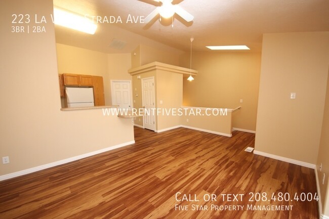 Building Photo - Beautiful Townhome With Primary Bedroom, E...