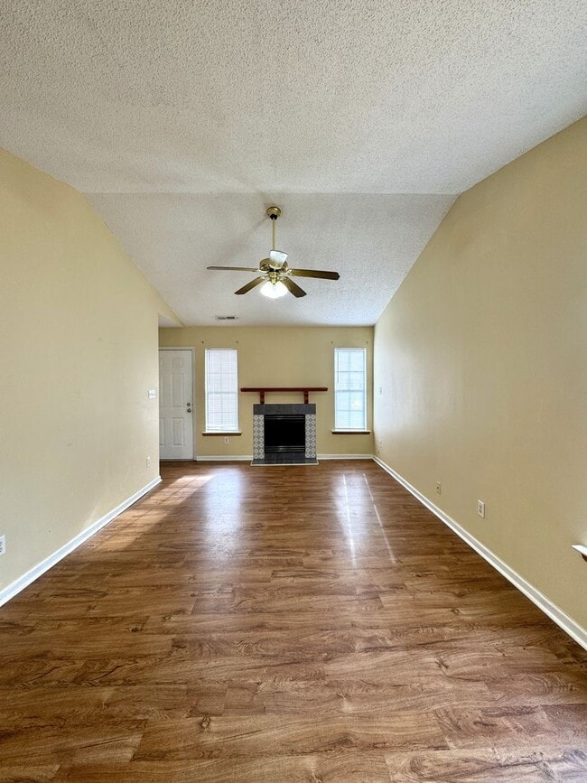 Building Photo - Adorable 2BR/2 Bath Duplex!