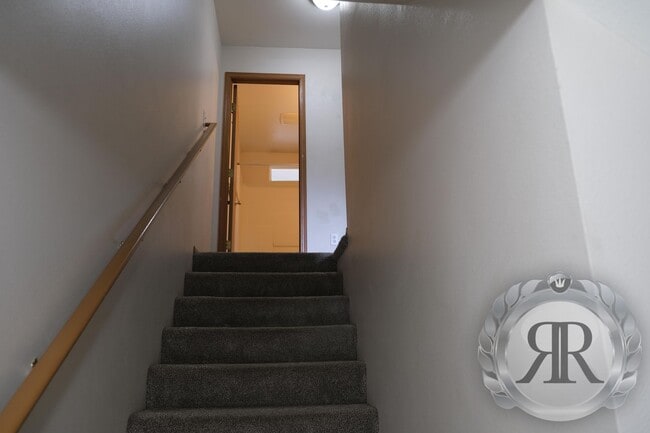 Building Photo - 2 Bedroom, 1.5 Bath Townhouse Style Apartment