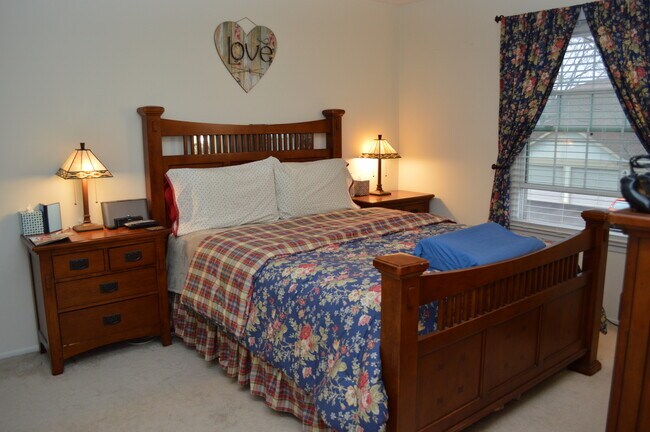 Building Photo - 696 Oakmont Ln