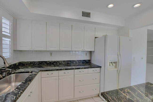 Building Photo - 224 Capri E
