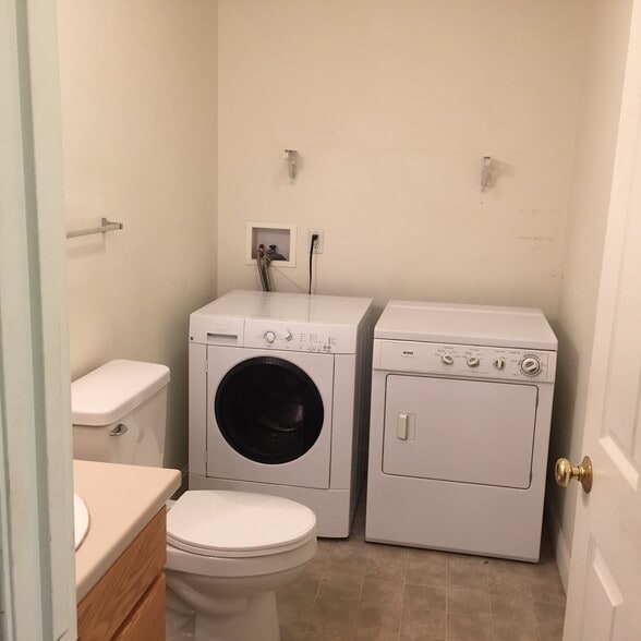 Half bath & laundry - 1175 Mere Point Rd
