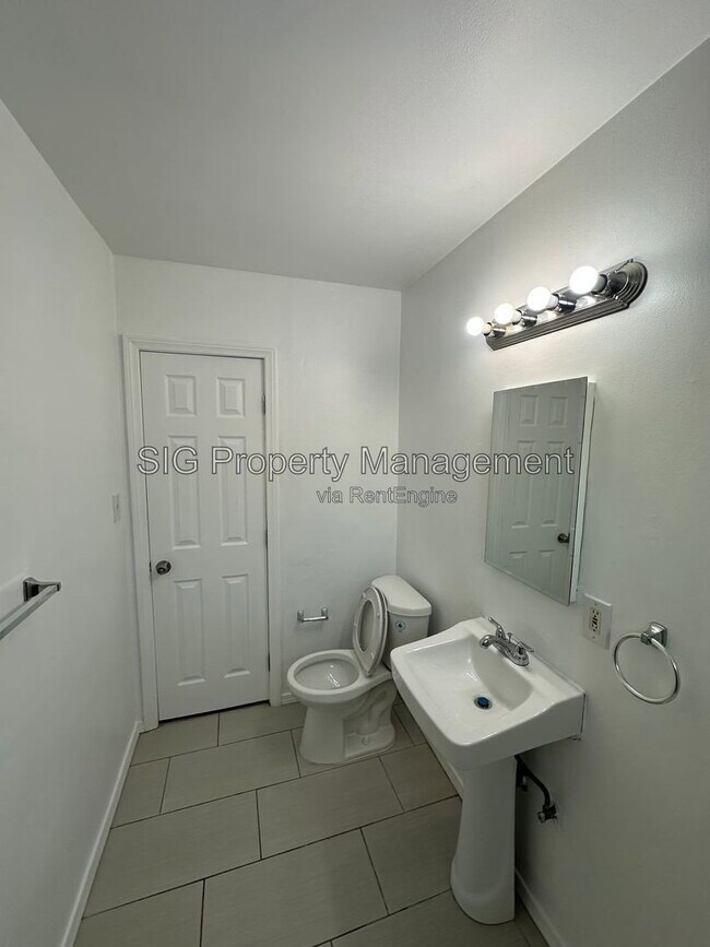 Building Photo - 13226 Maclay St