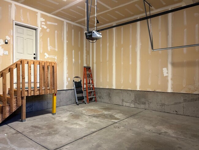 Garage - 114 W 3240 N