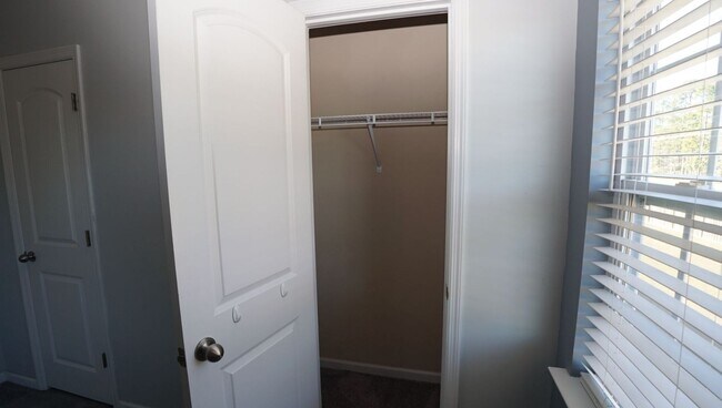 Building Photo - Two Bedroom Two and half Bathrooms Townhome!