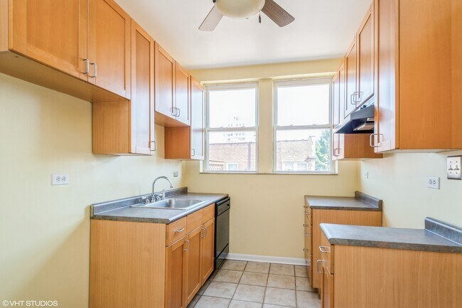 Building Photo - 1220 W Sherwin Ave