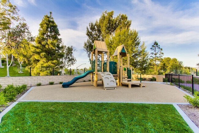 Building Photo - MOVE IN READY! Stunning 2-Bedroom Townhome! Garage! AC!