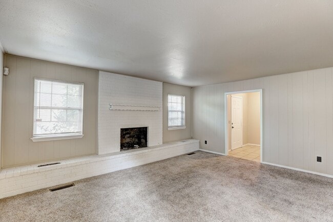 Building Photo - 4 Bedroom,2.5 Bath and 2 Car Garage Duplex with Fireplace and Prime Location Near Lake Hefner