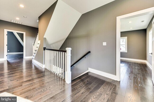 Building Photo - 6535 Mulroy St