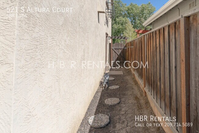 Building Photo - 521 S Altura Ct