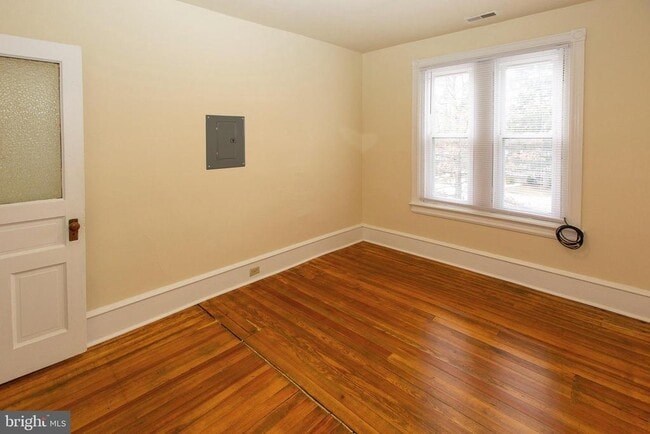 Building Photo - 427 E Main St