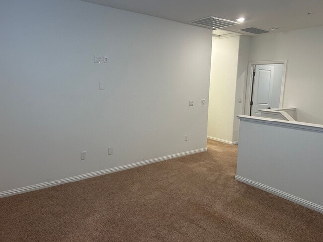 Building Photo - Beautiful 4 Bedroom 3 Bath Brentwood Home