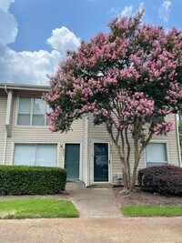 Building Photo - 1BD/1BA Townhouse located on the Germantow...